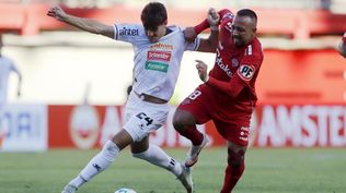 Bernardo Cerezo de Ñublense disputa un balón con Juan Manuel Gutiérrez de Boston River por Copa Libertadores