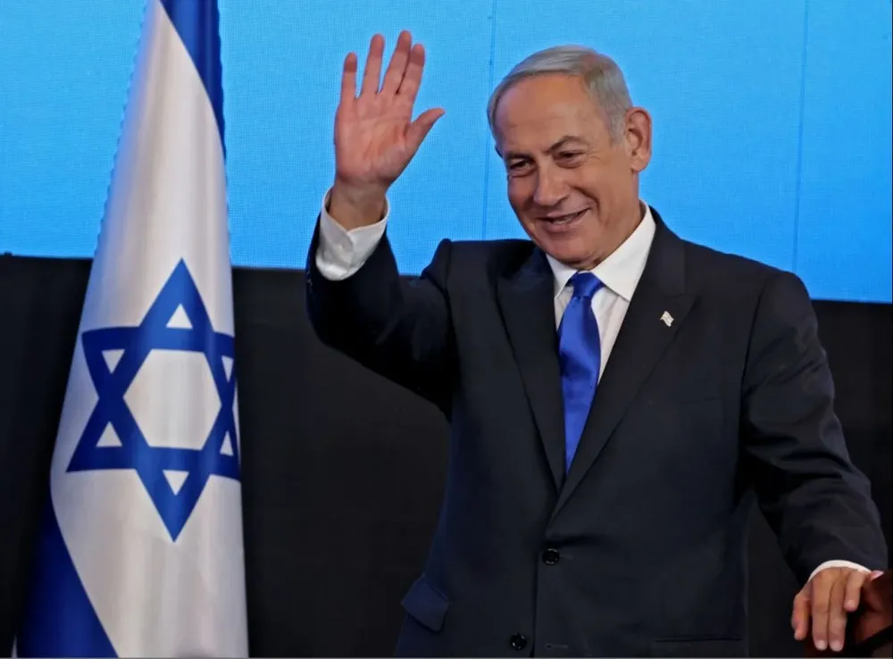 Tras su fracaso en las legislativas de marzo de 2021, Netanyahu, conocido como Bibi y relegado a líder de la oposición, prometió derrocar al gobierno en cuanto se presentase la primera ocasión.