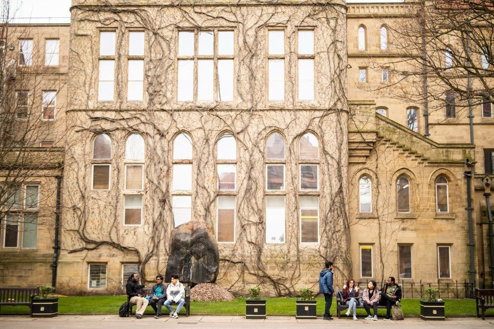 El gobierno británico busca profesores de español y física para centros de Secundaria.