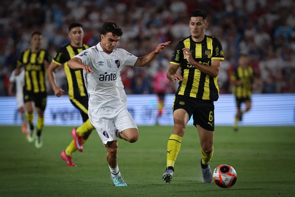 Tomás Verón Lupi de Nacional ante Lucas Ferreira de Peñarol por el Torneo Apertura