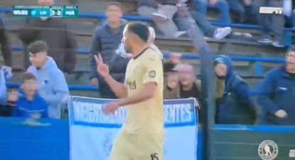 El cruce entre Maxi Olivera e hinchas de Liverpool&nbsp;