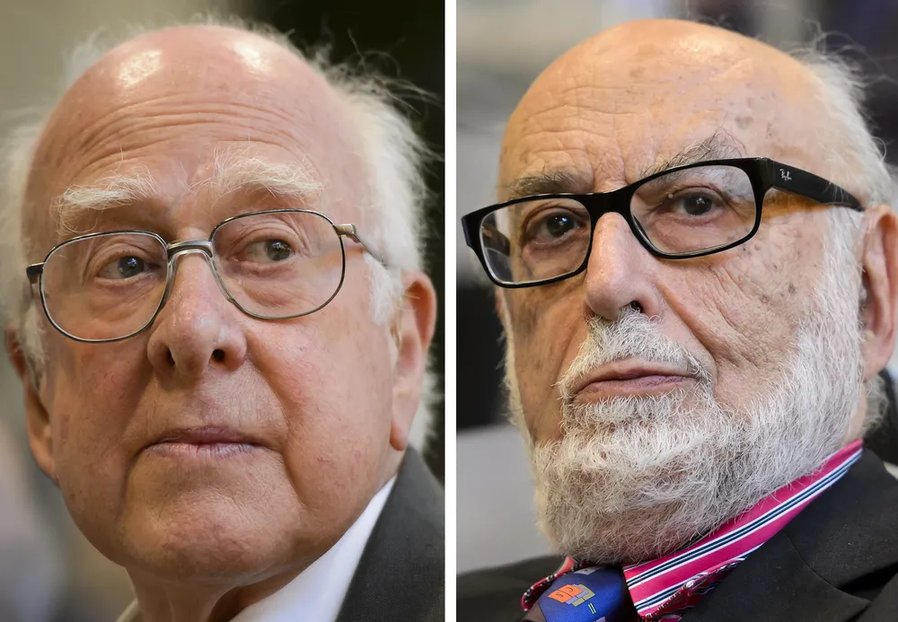 El físico teórico británico Peter Higgs (izq.) y el belga Francois Englert