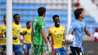 Neiser Villarreal de Colombia celebra tras anotar ante Uruguay