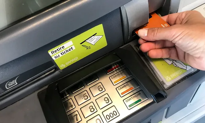 El paro en los bancos privados terminará este lunes a las 15 horas.