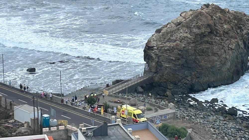 Equipos de emergencia rescatan a las víctimas del golpe de mar.