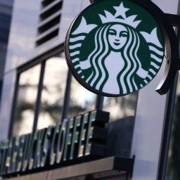 Con nuevo CEO, Starbucks cambia su estrategia de atención al cliente: más personal y menos automatización