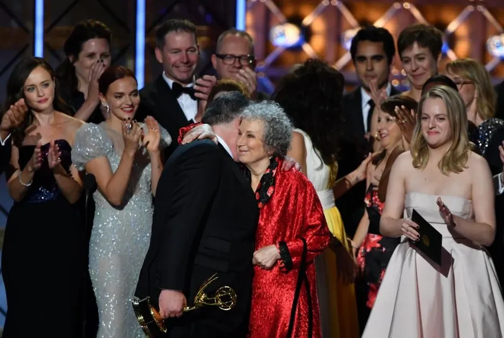 El equipo de The Handmaids Tale festeja el premio a Mejor serie dramática del año
