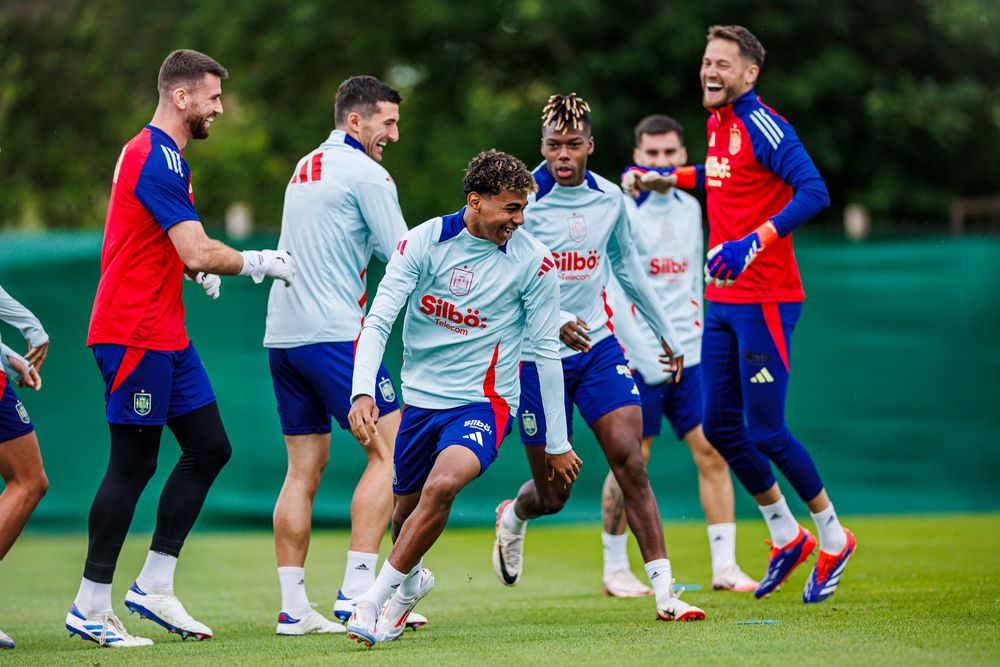 Lamine Yamal y Nico, a la par del grupo.