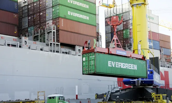 El OOCL Qingdao, un superbarco en el puerto de Montevideo