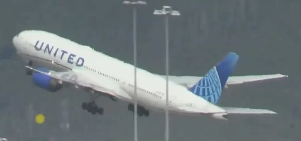 El momento en el que el Boeing pierde una rueda