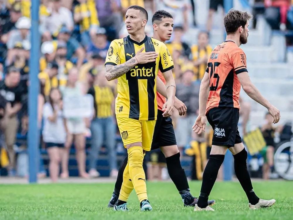 Kevin Méndez celebra su gol para Peñarol ante Sud América por la Copa AUF Uruguay