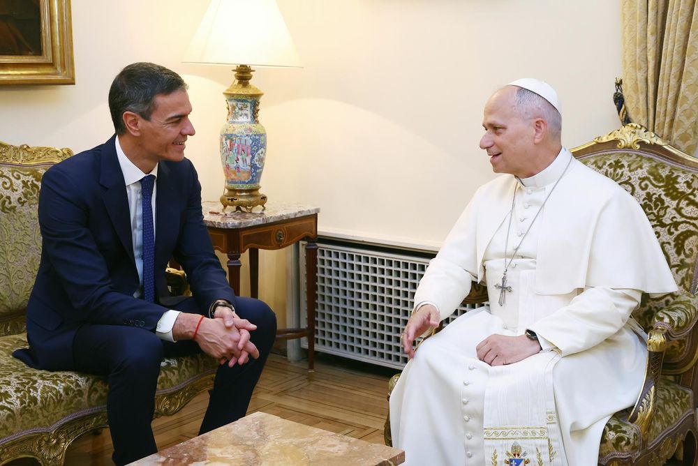 Entre gritos de "¡Fuera!" y reclamos de dimisión, Pedro Sánchez se reunió con el papa León XIV