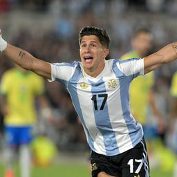 Giuliano Simeone celebra su gol para Argentina ante Brasil por Eliminatorias