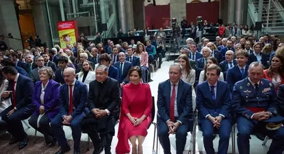 La presidenta de la Comunidad de Madrid, Isabel Díaz Ayuso (c), entre el público de los actos conmemorativos del 45º aniversario de la Constitución Española, en la Real Casa de Correos
