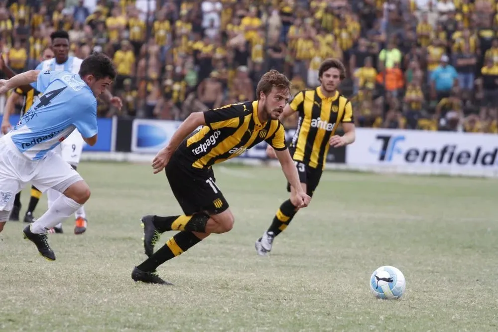 Maximiliano Rodríguez supera a Lucas Hernández