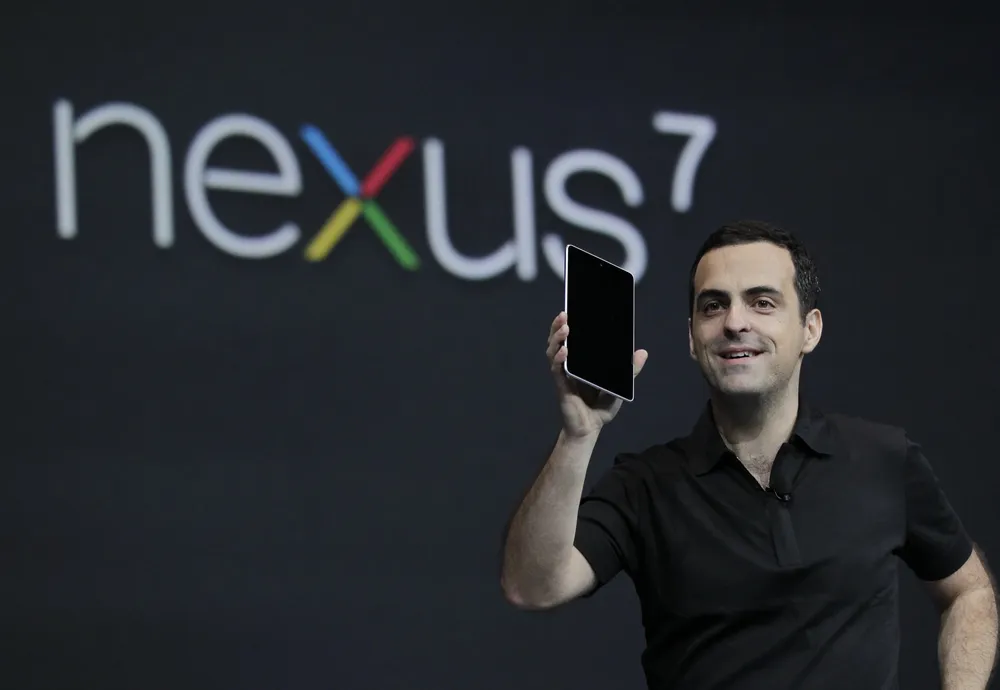 Google Nexus 7, la primera tableta de Google, nació en junio luego de que la compañía decidiera competir no solo con su sistema operativo, Android, sino también con prodcutos tangibles. Más tarde, en octubre, el gigante de internet lanzó Nexus 7 3G y Nexus 10, cubriendo así dos tamaños de tabletas y, por ende, más mercado.
