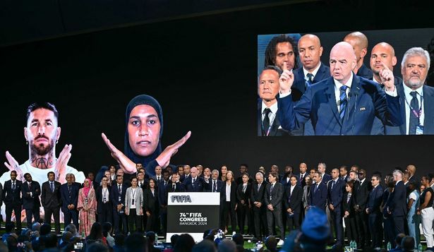 El gesto que propone la FIFA para denunciar racismo en el fútbol