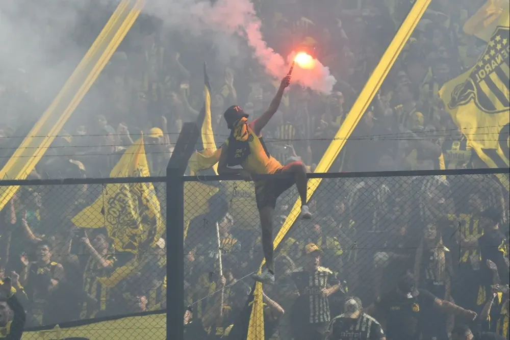 Hinchas de Peñarol en el Campeón del Siglo