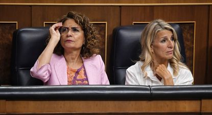La ministra de Hacienda, María Jesús Montero y la ministra de Trabajo, Yolanda Díaz, en una sesión plenaria del Congreso. EUROPA&nbsp; PRESS