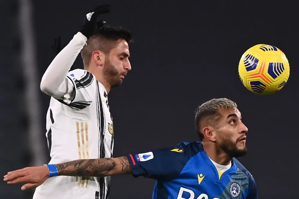 Rodrigo Bentancur marca a Roberto Pereyra
