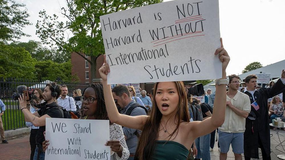 Las medidas del gobierno de Trump han desencadenado protestas a favor de los estudiantes internacionales de Harvard.