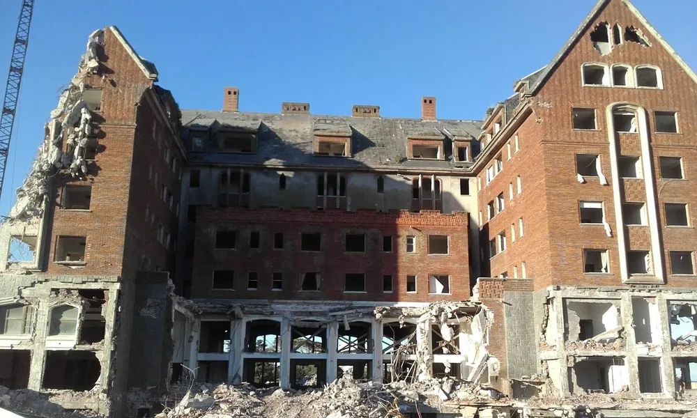 Archivo. Demolición del hotel San Rafael, abril de 2022