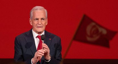 El líder laborista de Noruega, Jonas Gahr Støre, celebra su victoria electoral.