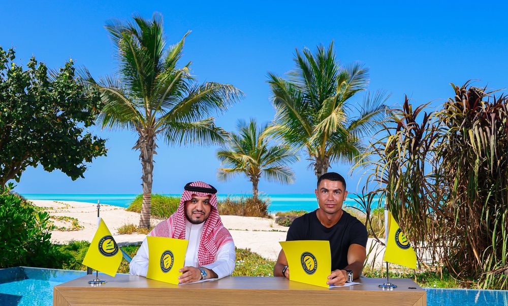 El momento de la firma del nuevo contrato de Cristiano Ronaldo con Al Nassr de Arabia Saudita El momento de la firma del nuevo contrato de Cristiano Ronaldo con Al Nassr de Arabia Saudita