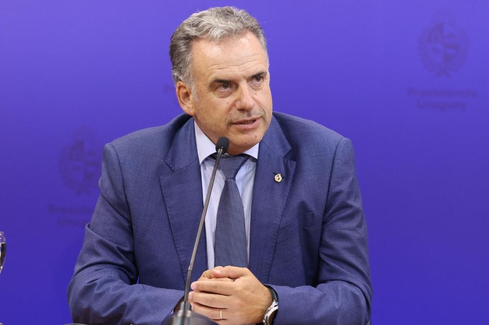 Yamandú Orsi en conferencia de prensa para anunciar medidas para mejorar la competitividad el martes 17 de marzo de 2026 en Torre Ejecutiva