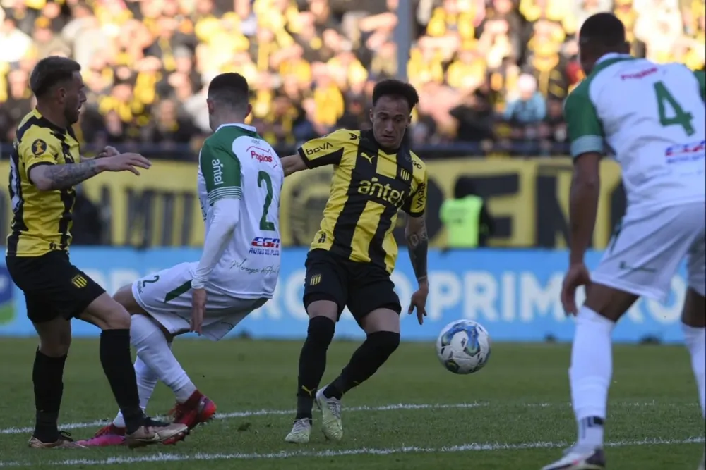 González en su debut con Peñarol, ante La Luz