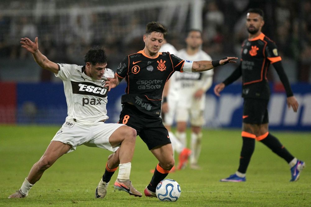Franco Zapiola de Platense y Rodrigo Garro de Corinthians