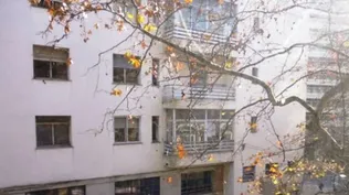 La unidad N° 201 se ubica al frente del edificio y en segundo piso