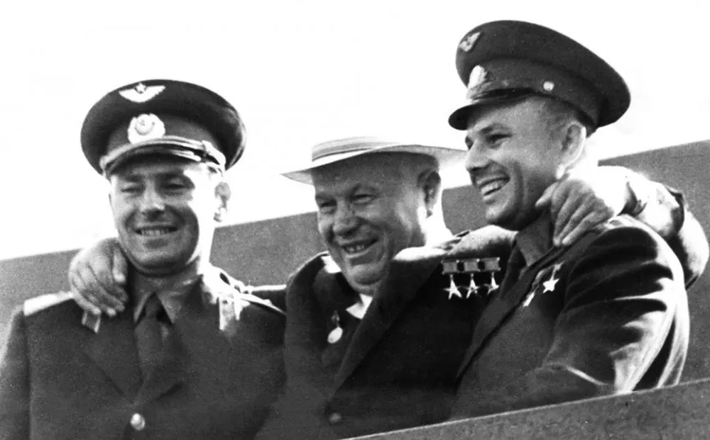 El líder soviético Nikita Kruschev (centro) junto a los cosmonautas Yuri Gagarin (a la derecha de la foto) y Gherman Titov, en la Plaza Roja de Moscú en 1961