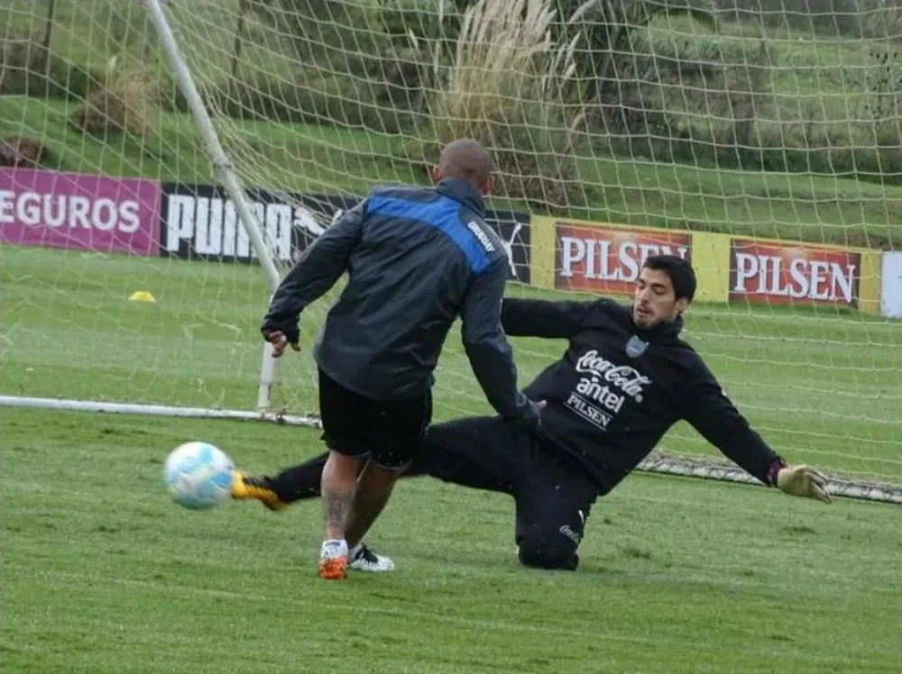 Luis Suárez intenta achicar frente a Egidio Arévalo