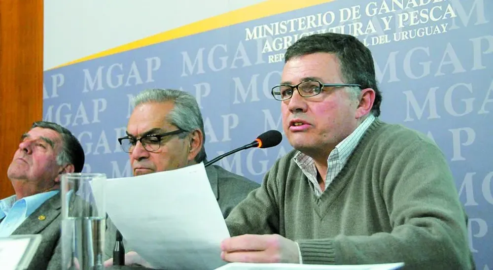 Muzio, Benech y Teixeira leyendo el balance de la ayuda por la emergencia agropecuaria.