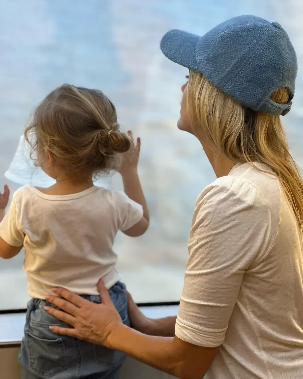 Mery del Cerro junto a su hija viajando a Uruguay