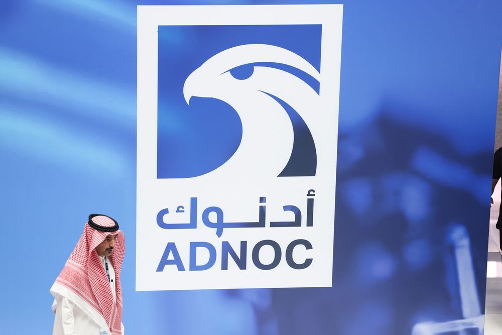 Adnoc, es la gigante petrolera estatal de los Emiratos Árabes Unidos, hoy imposibilitada de producir y comerciar normalmente debido al cierre del estrecho de Ormuz en el Golfo Pérsico por la guerra.