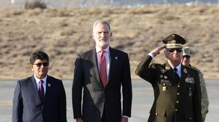 El Rey Felipe VI a su llegada al Aerpopuerto Internacional Alfredo Rodríguez Ballón de Arequipa, donde va a presidir el X Congreso Internacional de la Lengua Española.