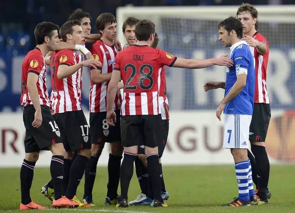 Los jugadores del Bilbao consuelan a Raúl tras el partido