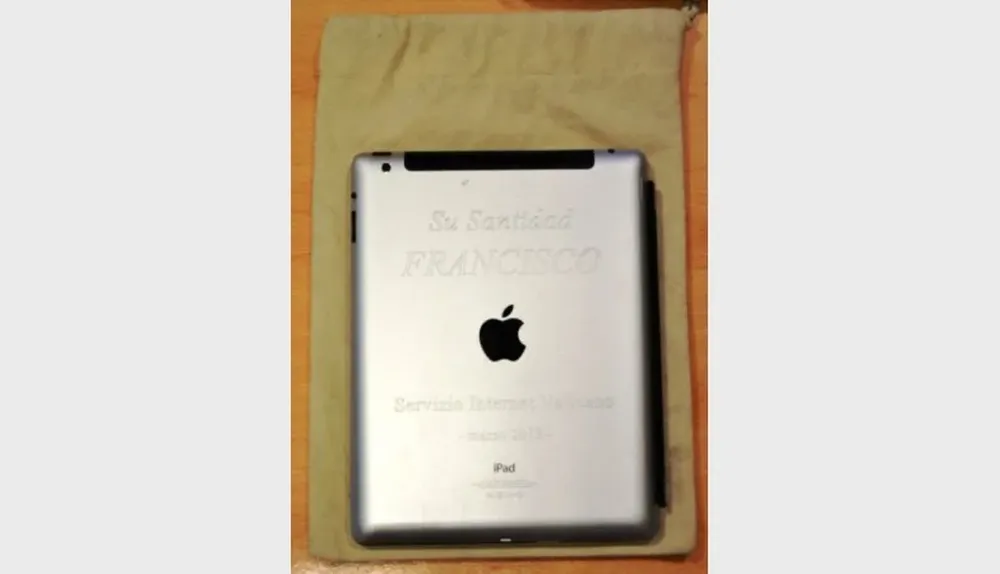 Castells espera una buena cifra por el iPad para ayudar al proyecto del Liceo Francisco en Paysandú