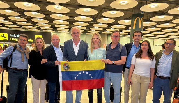 Los delegados del PP, recién llegados a Barajas.