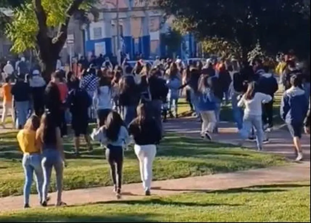 Corrida de decenas de jóvenes que se autoconvocaron en las afueras del Nuevocentro