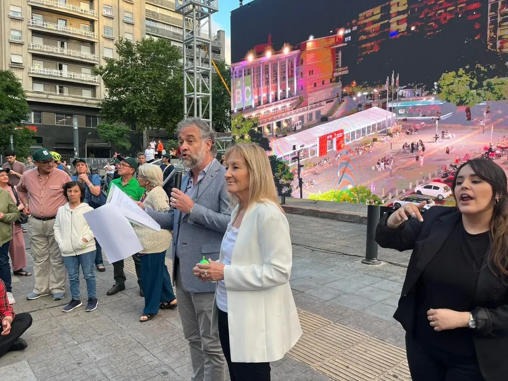 Carolina Cosse y Pablo Inthamoussu en la inauguración de la ciclovía de 18 de Julio