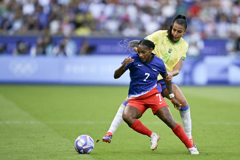 La delantera estadounidense Crystal Dunn y la defensora brasile&ntilde;a Lauren