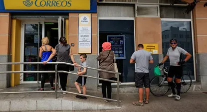 Filas para votar por correo en España