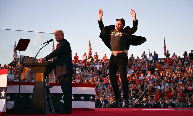 Elon Musk durante el acto de campaña de Trump en Butler, Pensilvania, a los saltos