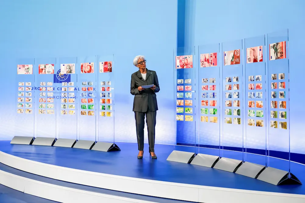La presidenta del Banco Central Europeo, Christine Lagarde, present&oacute; los dise&ntilde;os preseleccionados para los futuros billetes de euro.