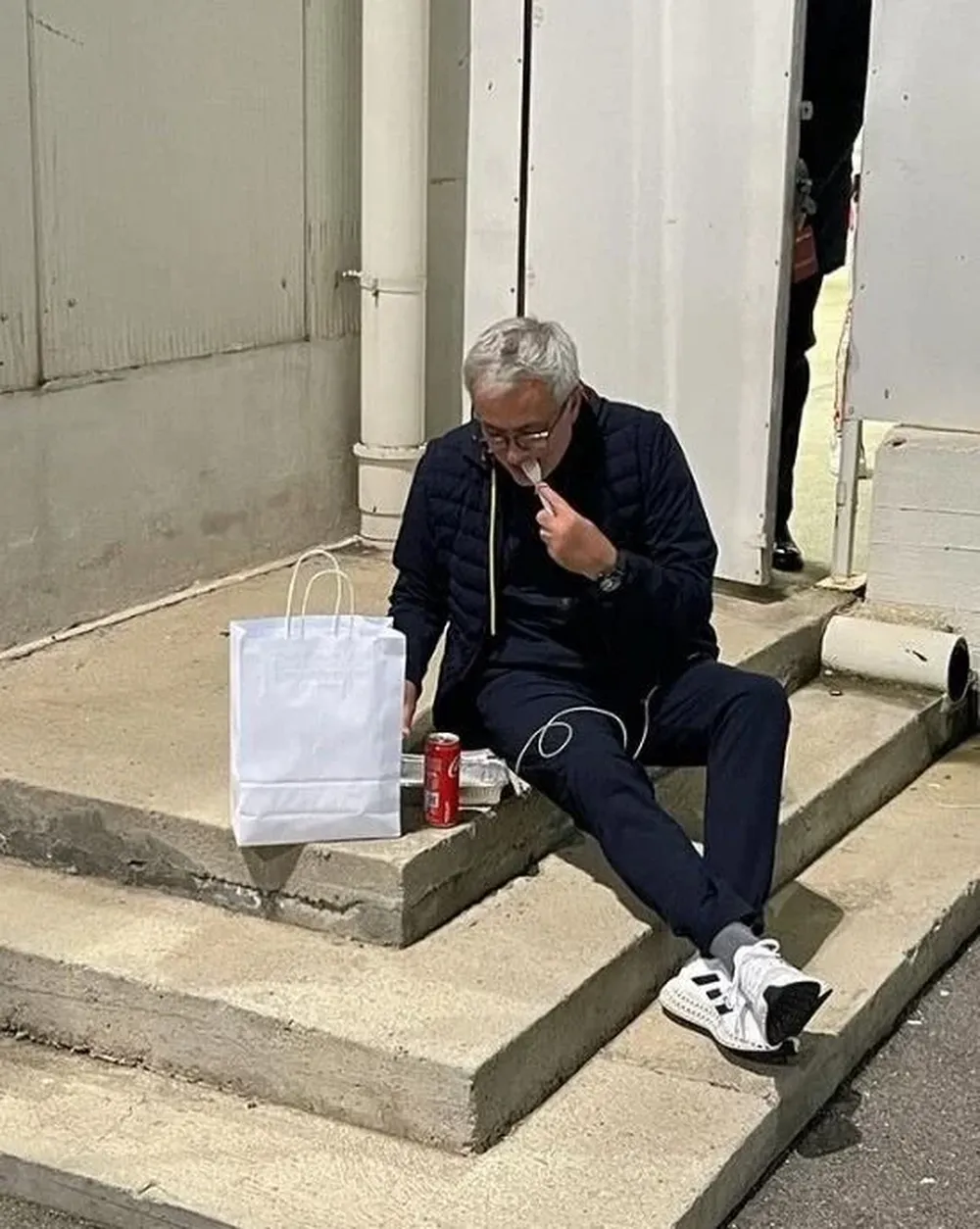 La foto de Mourinho cenando fuera del vestuario del estadio de Cagliari