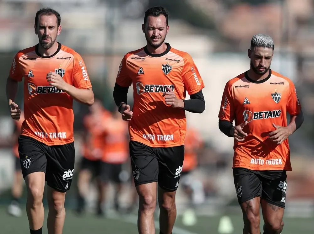 Diego Godín en su primer día de entrenamiento en su nuevo club, Atlético Mineiro de Brasil