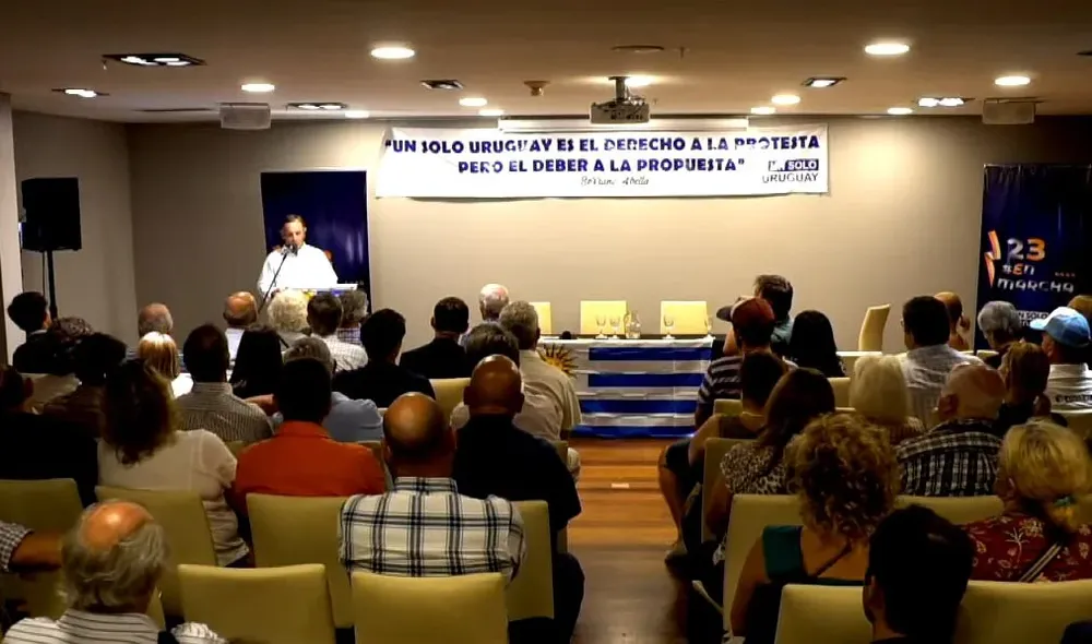 Lectura de la proclama de USU, en el hotel NH Columbia, en Montevideo